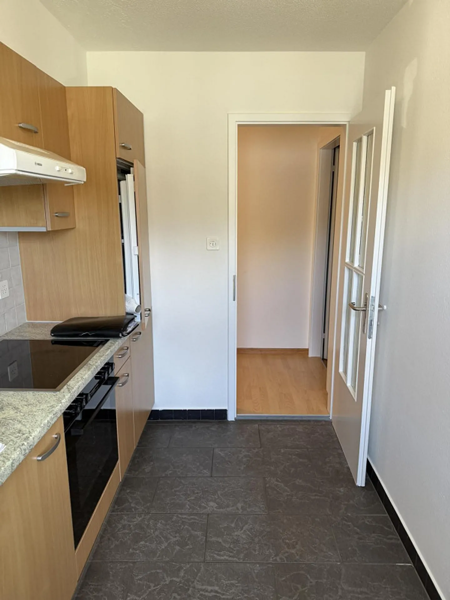 Large 2.5 Room Apartment Opposite Coop Bäregg - Photo 3 of 9