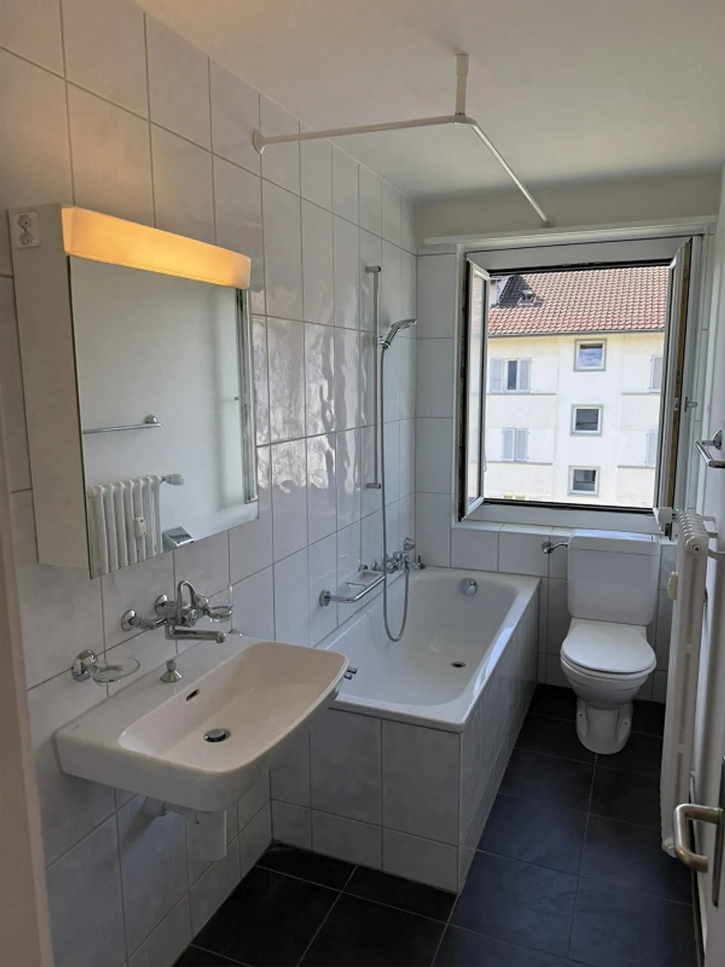 Large 2.5 Room Apartment Opposite Coop Bäregg - Photo 5 of 9