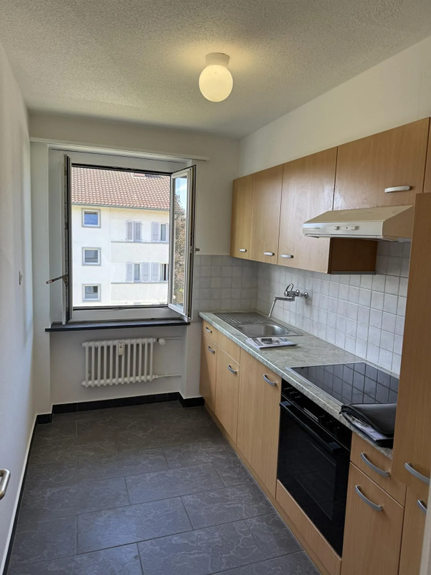 Large 2.5 Room Apartment Opposite Coop Bäregg - Photo 2 of 9