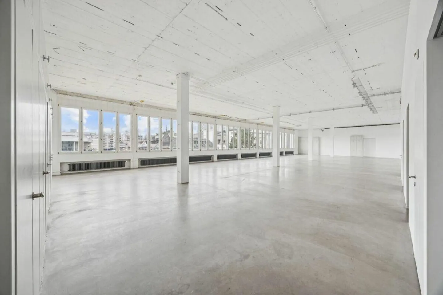 Espace de bureau central en gros œuvre - concevez votre nouveau site - Photo 1 sur 10