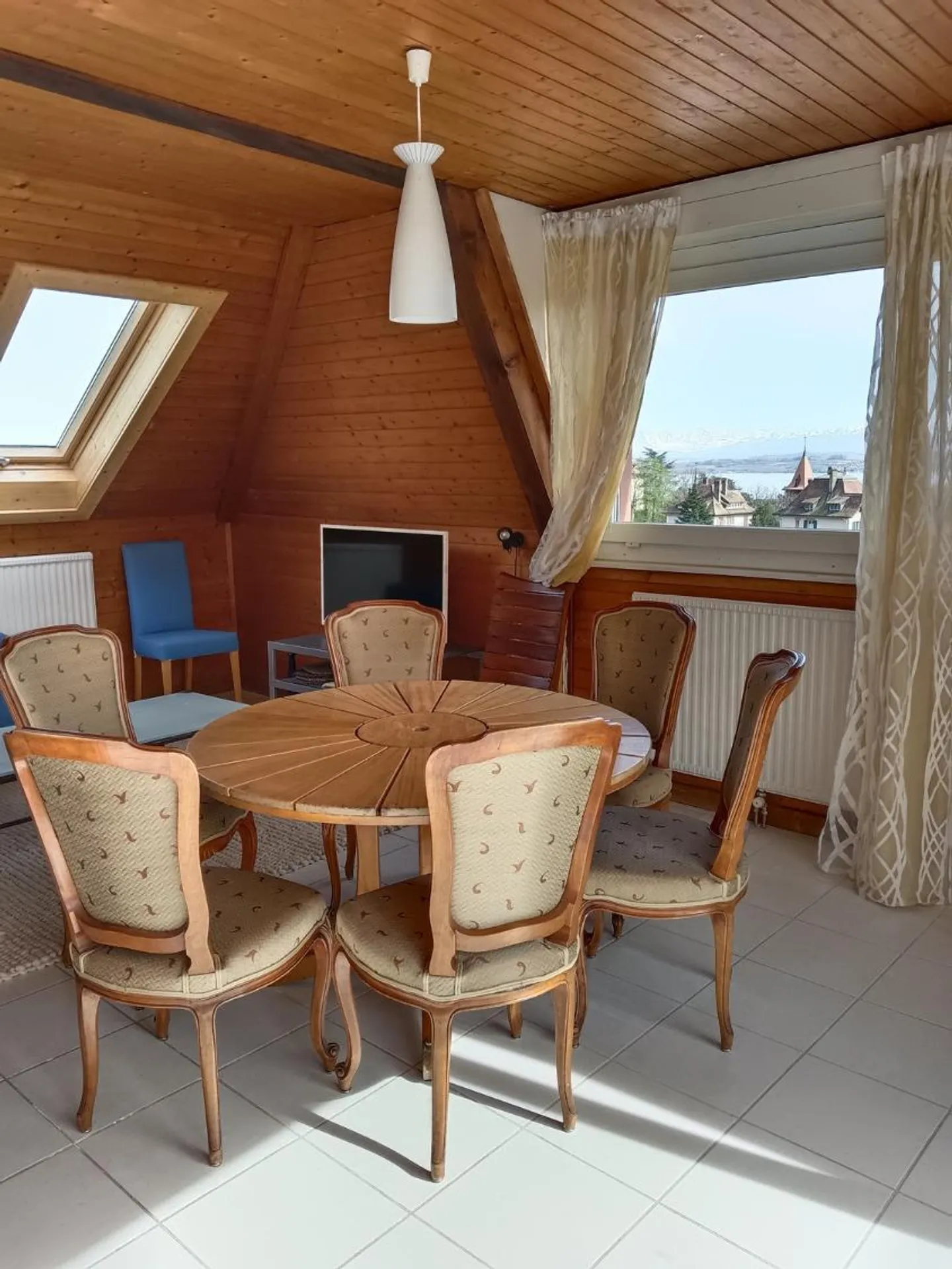 Appartement trois pièces - Attique - avec ascenseur - Photo 2 sur 6