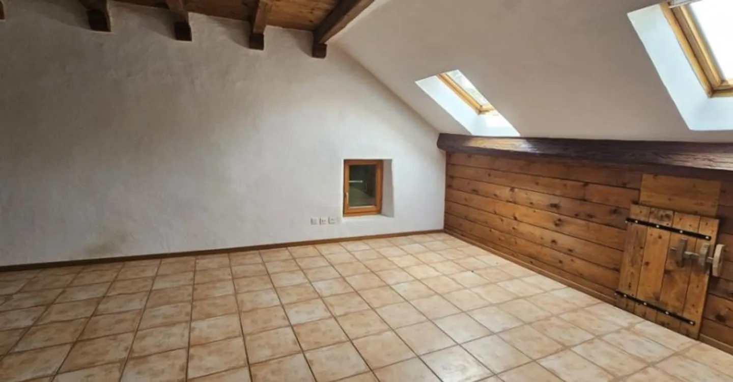 Village house to renovate. Rural with potential. - Photo 3 of 8