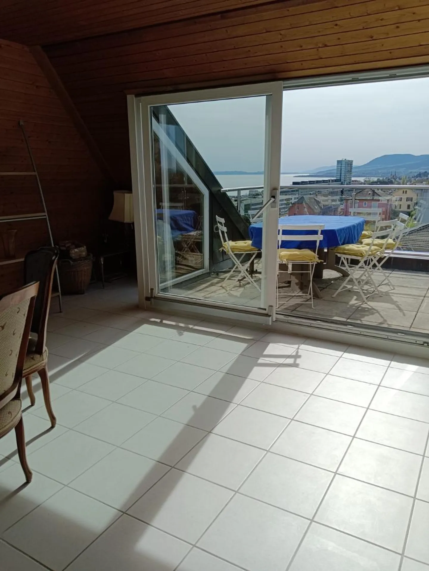 Appartement trois pièces - Attique - avec ascenseur - Photo 3 sur 6