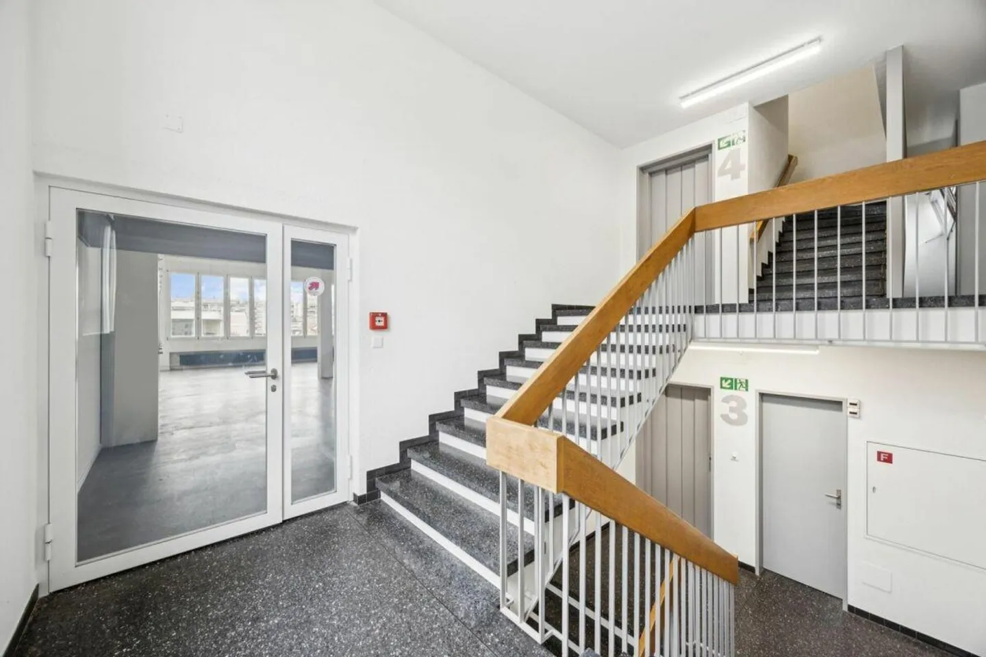 Espace de bureau central en gros œuvre - concevez votre nouveau site - Photo 8 sur 10