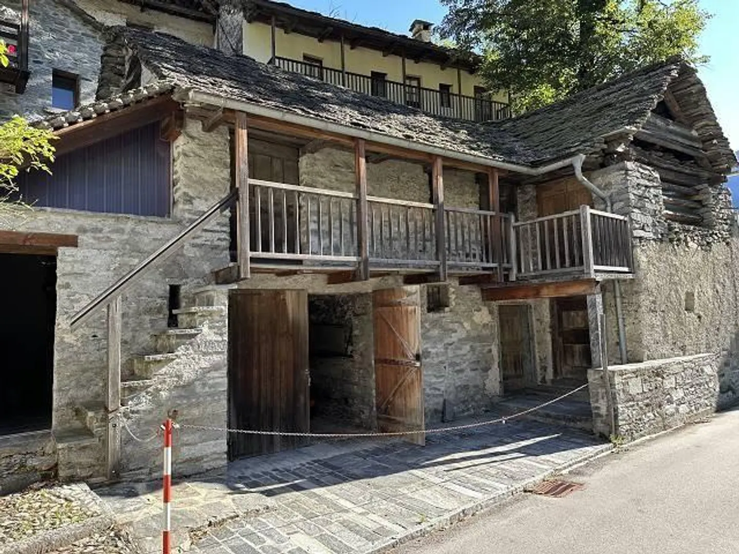 Rustic with 7 rooms and outdoor parking - Photo 1 of 13