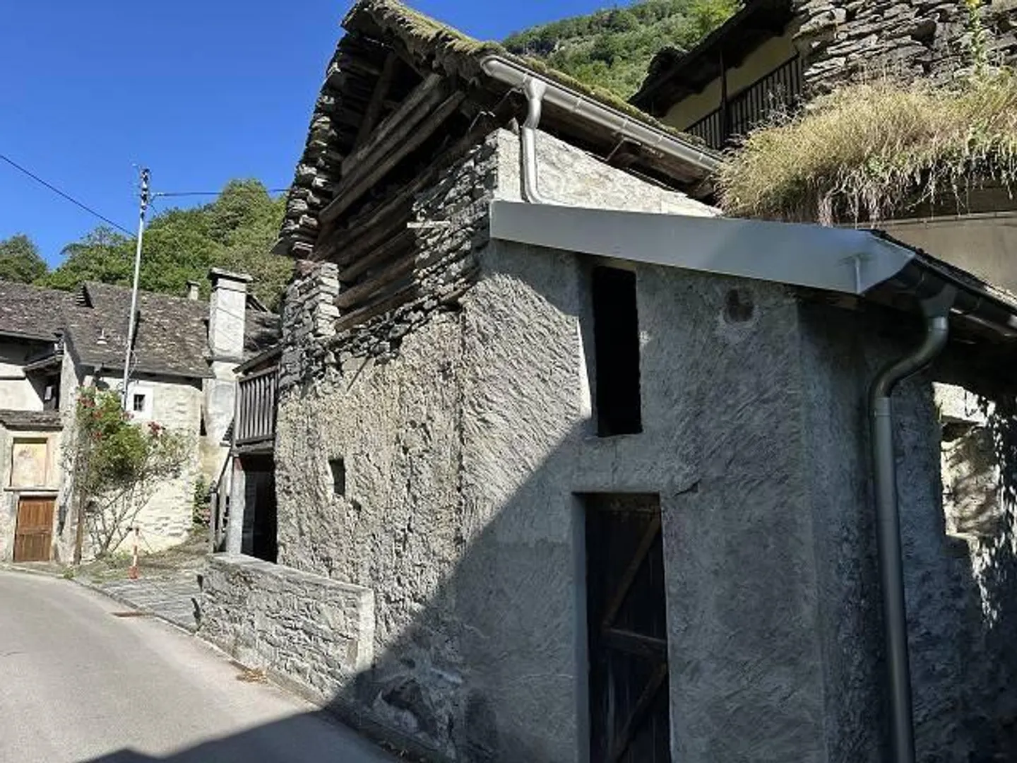 Rustic with 7 rooms and outdoor parking - Photo 2 of 13