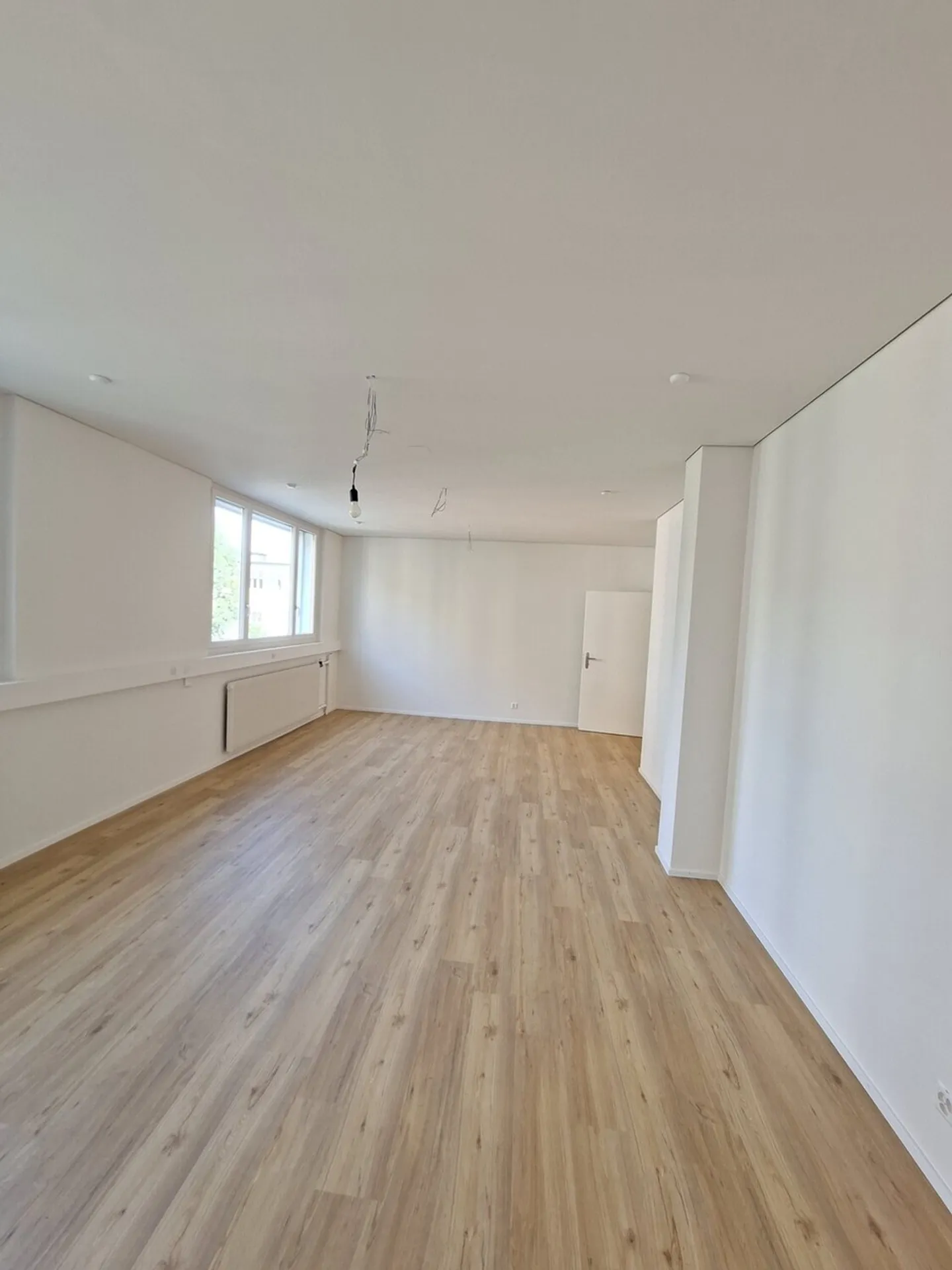 Exclusive, newly renovated offices in a central location 8 units available for flexible rental - Photo 3 of 9