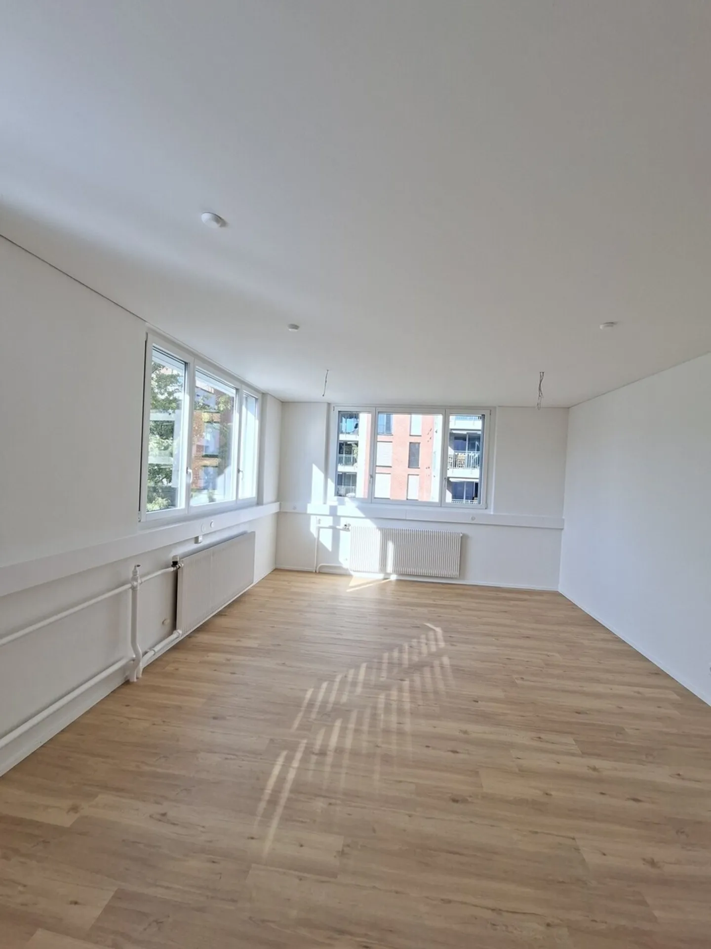 Exclusive, newly renovated offices in a central location 8 units available for flexible rental - Photo 5 of 9