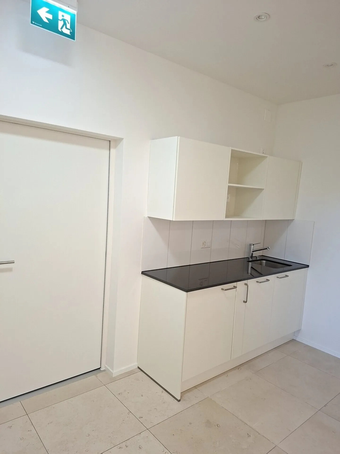 Exclusive, newly renovated offices in a central location 8 units available for flexible rental - Photo 8 of 9