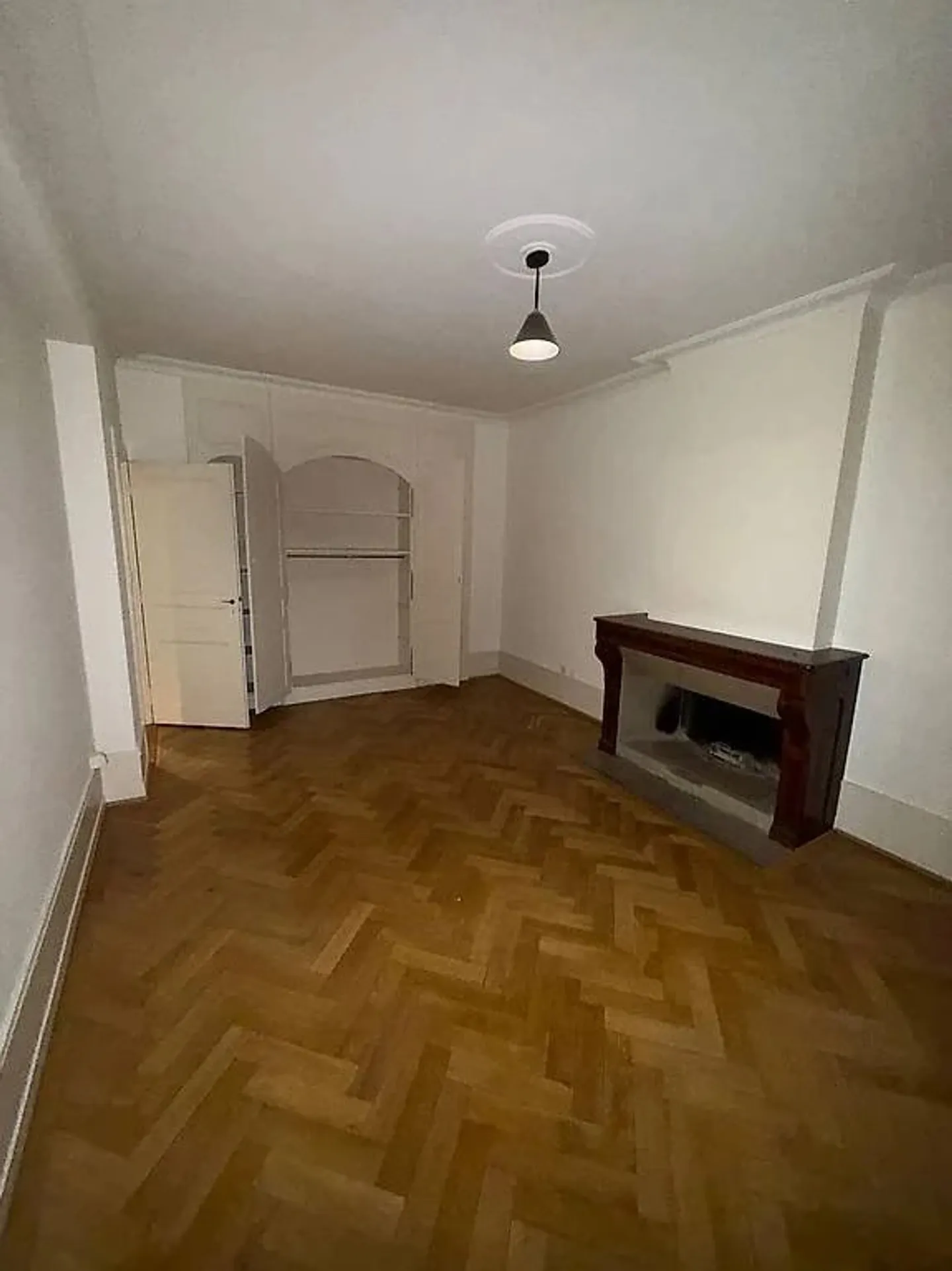 Spacious Modern Apartment - Photo 2 of 5