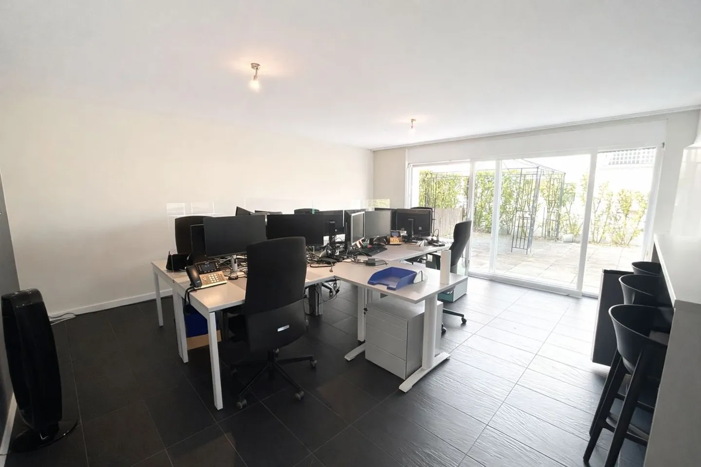 Bureau prêt à l'emploi - Photo 1 sur 4