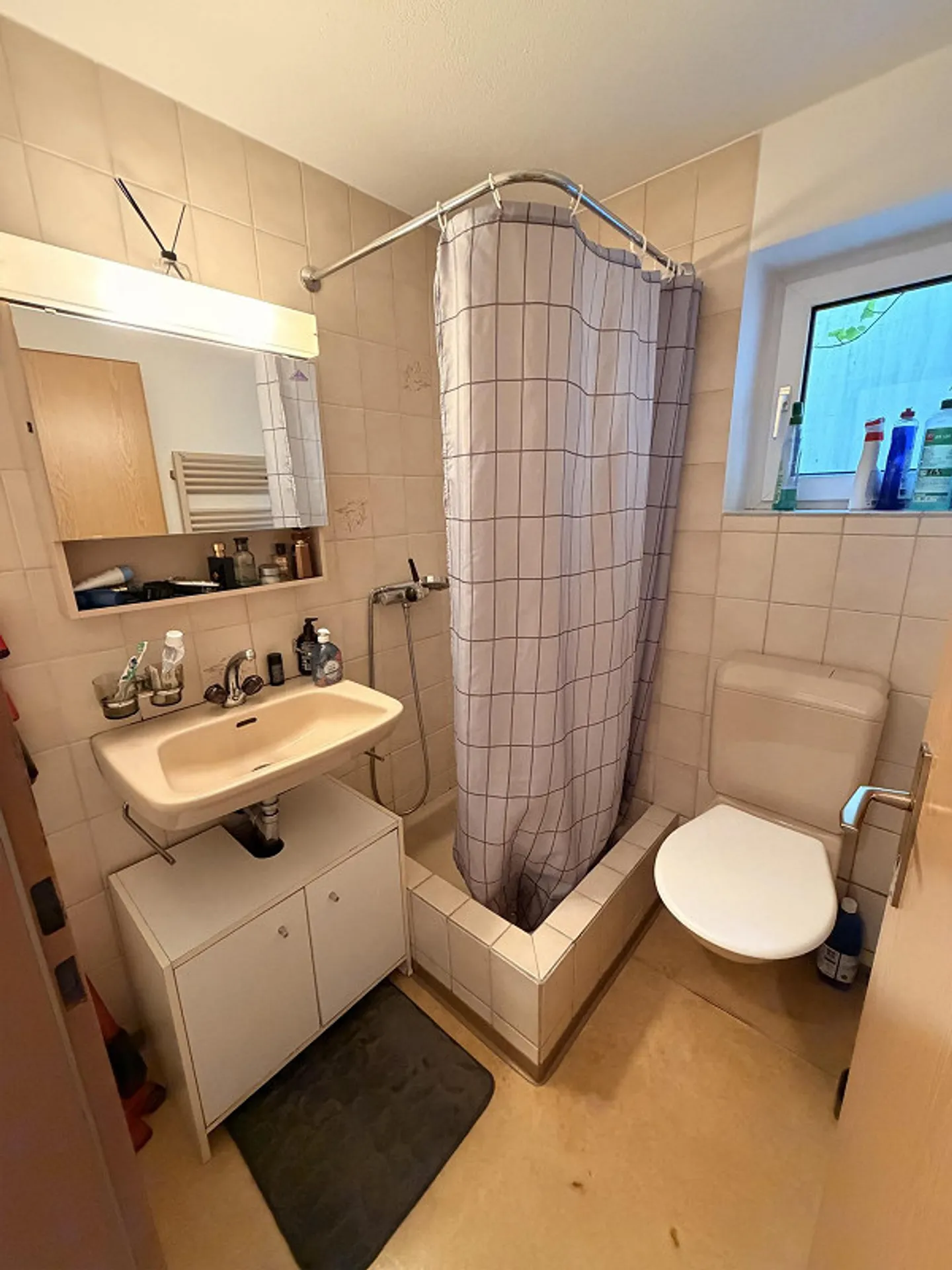 Sunny 1 1/2 room apartment in a quiet residential area for rent - Photo 7 of 8