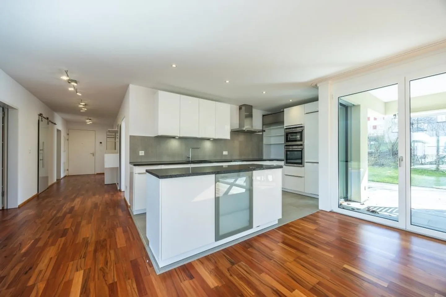 APPARTAMENTO GIARDINO ATTRATTIVO - Foto 3 di 12