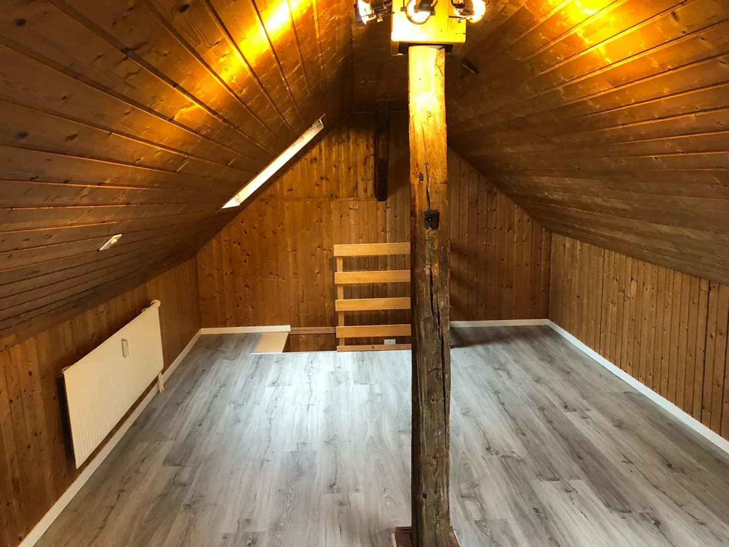 Appartement sous les combles fraîchement rénové - Photo 2 sur 6