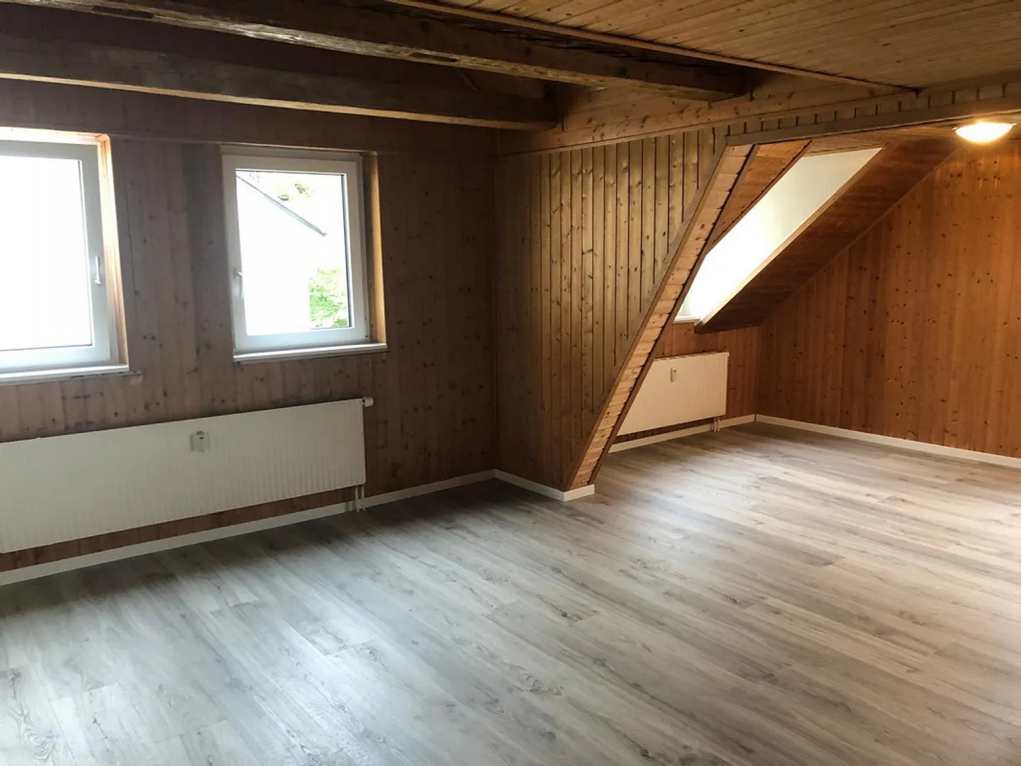 Appartement sous les combles fraîchement rénové - Photo 3 sur 6