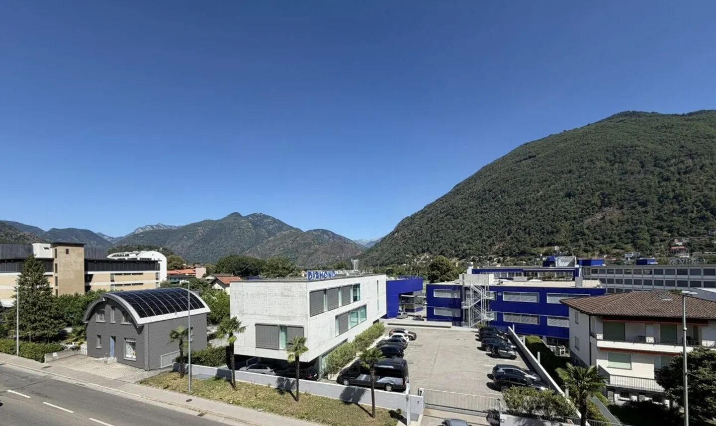 Vendesi a Losone appartamento ad angolo, soleggiato e centrale - Foto 6 di 12