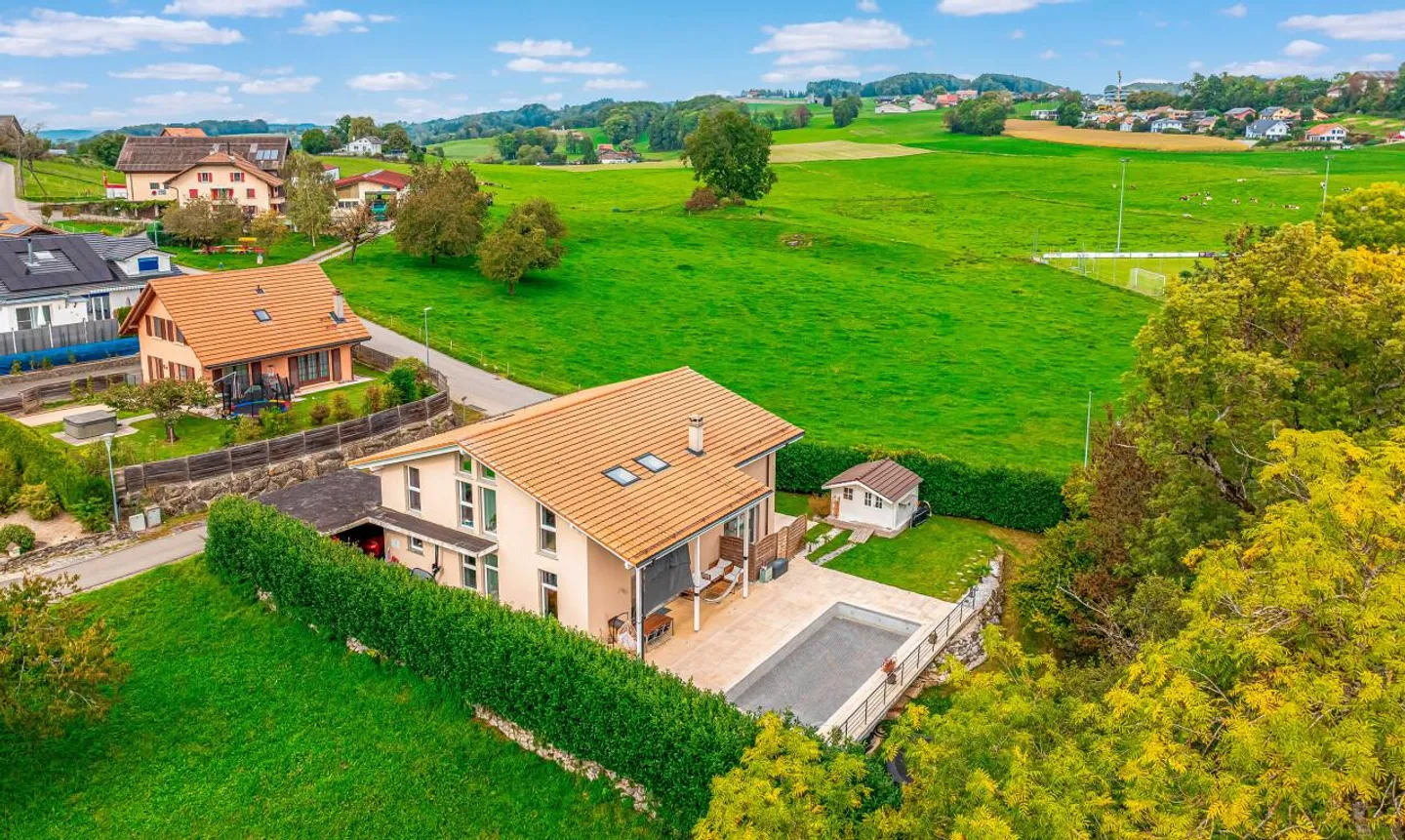Exklusiv: Große Villa mit 3 Wohnungen und Pool - Foto 3 von 11