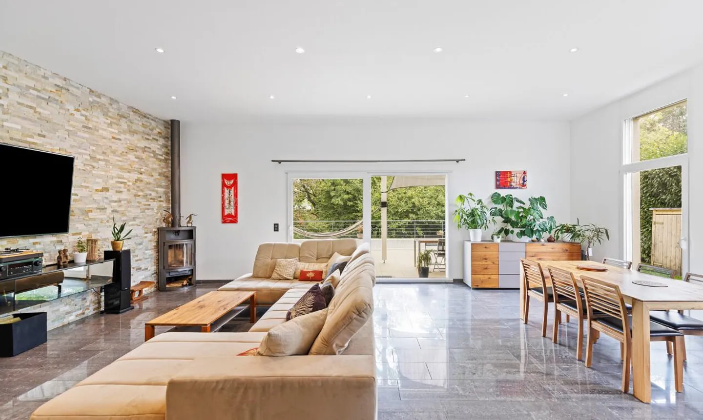 Exklusiv: Große Villa mit 3 Wohnungen und Pool - Foto 4 von 11