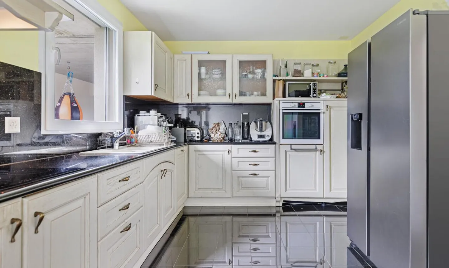 Exklusiv: Große Villa mit 3 Wohnungen und Pool - Foto 5 von 11