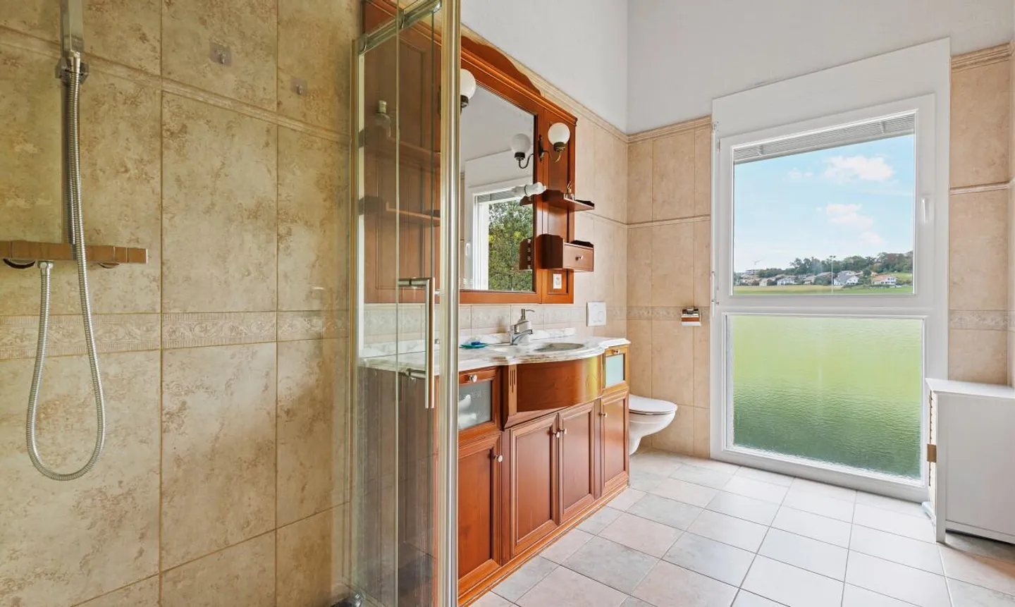 Exklusiv: Große Villa mit 3 Wohnungen und Pool - Foto 9 von 11