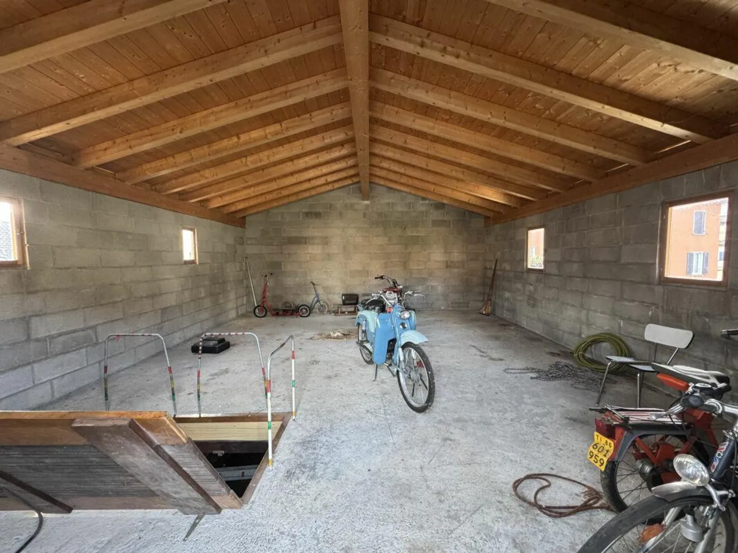 Entrepôt avec 2 garages à vendre - Photo 2 sur 7