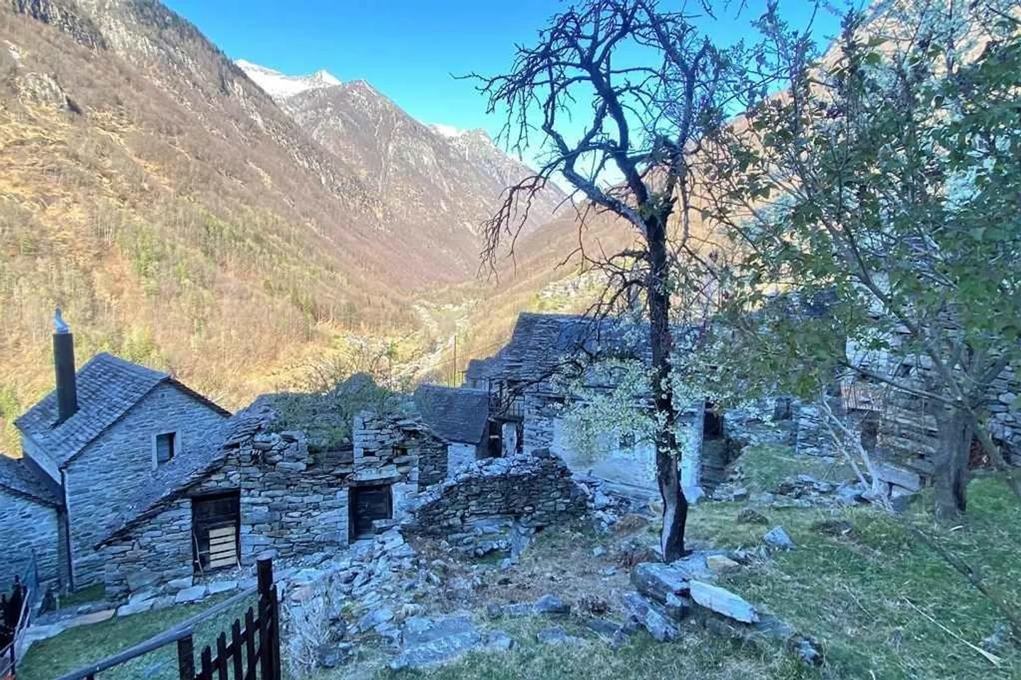 2 Maisons Rustiques à Rénovation avec Espace de Séjour - Photo 6 sur 11