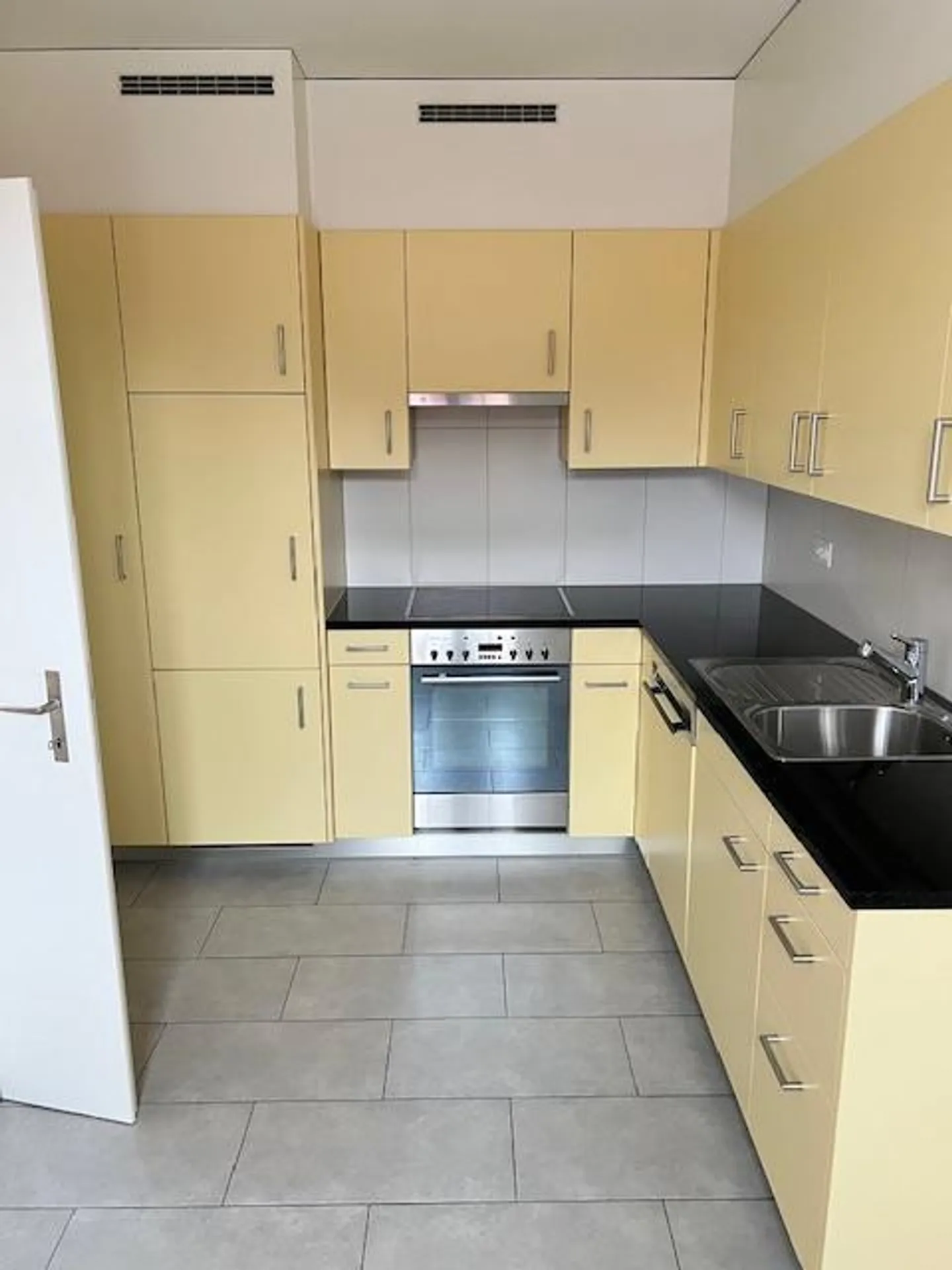 City apartment near the train station - Photo 2 of 10