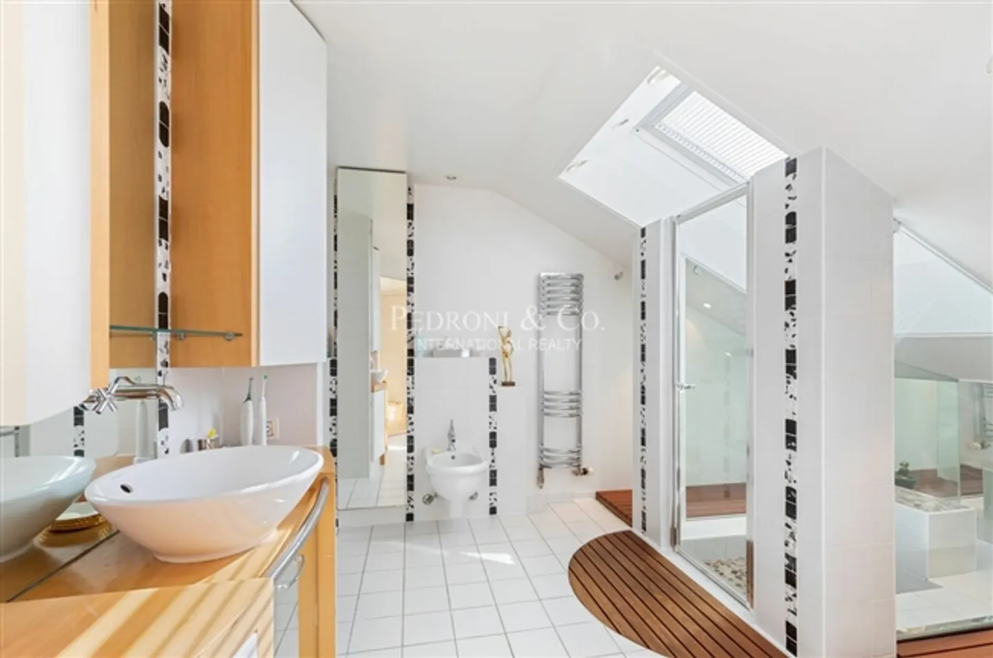 Extraordinary Maisonette on the Quays with Breathtaking Views - Photo 13 of 18