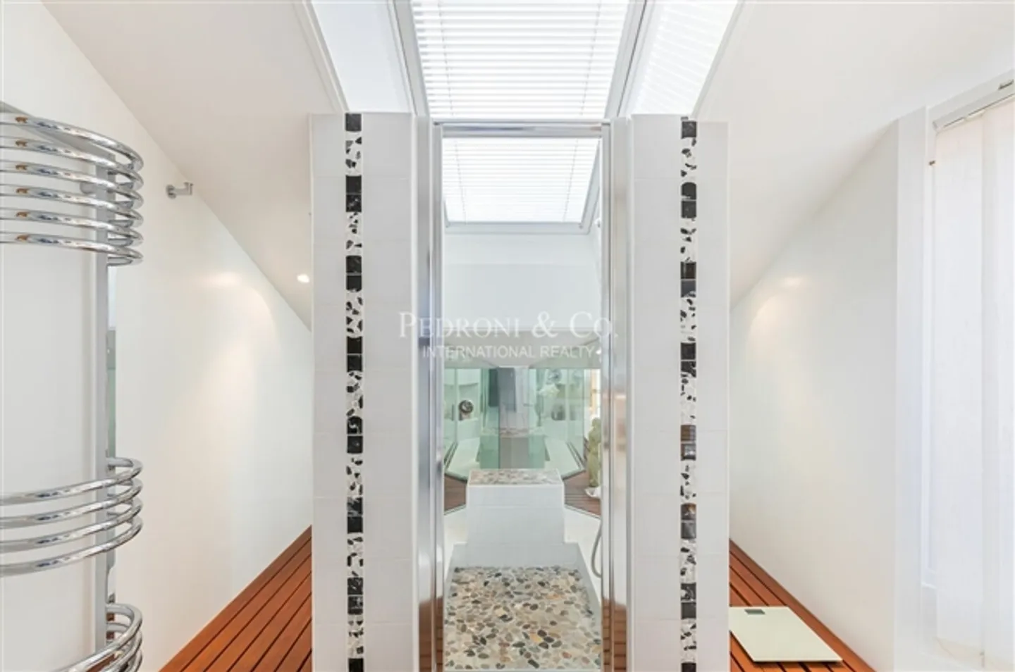 Extraordinary Maisonette on the Quays with Breathtaking Views - Photo 14 of 18