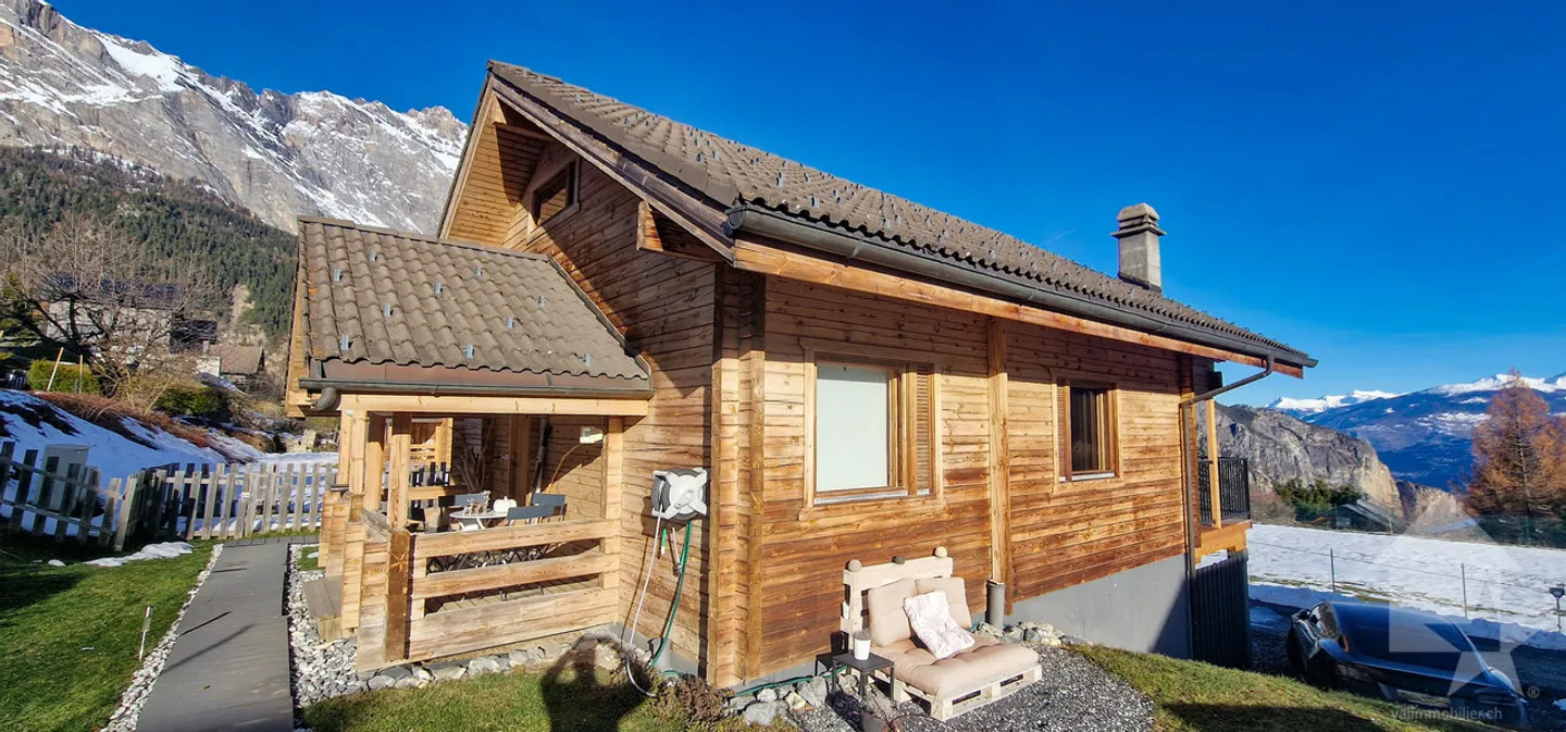 Chalet affascinante di 3,5 camere + soppalco, tranquillo, vista fantastica e soleggiato - Foto 2 di 13