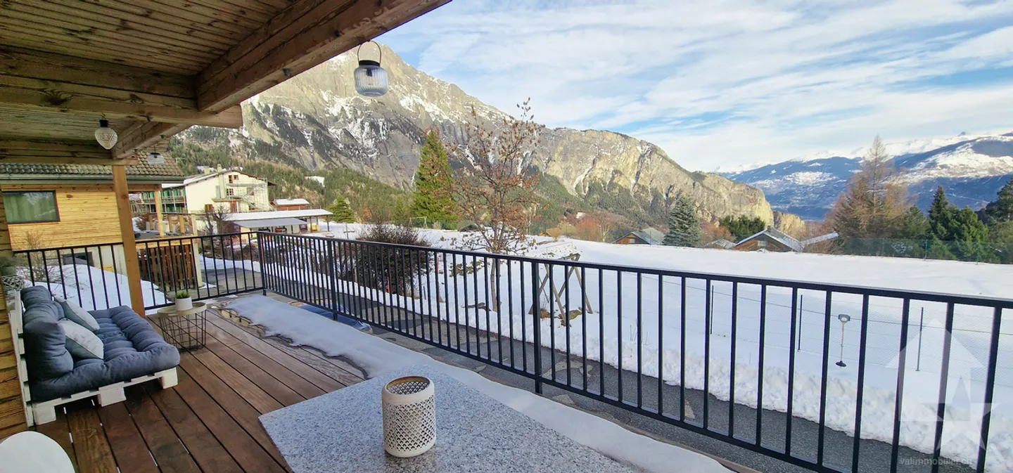 Chalet affascinante di 3,5 camere + soppalco, tranquillo, vista fantastica e soleggiato - Foto 3 di 13