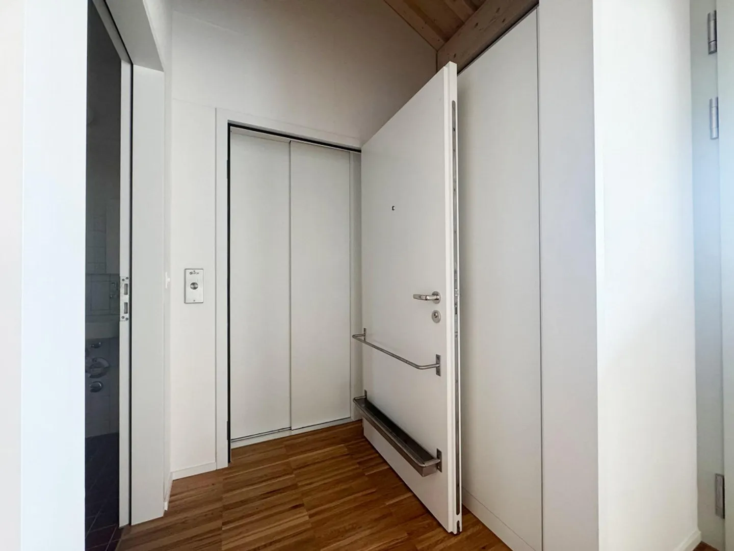 Modern 3.5-room apartment with high ceilings and lift access - Photo 5 of 12