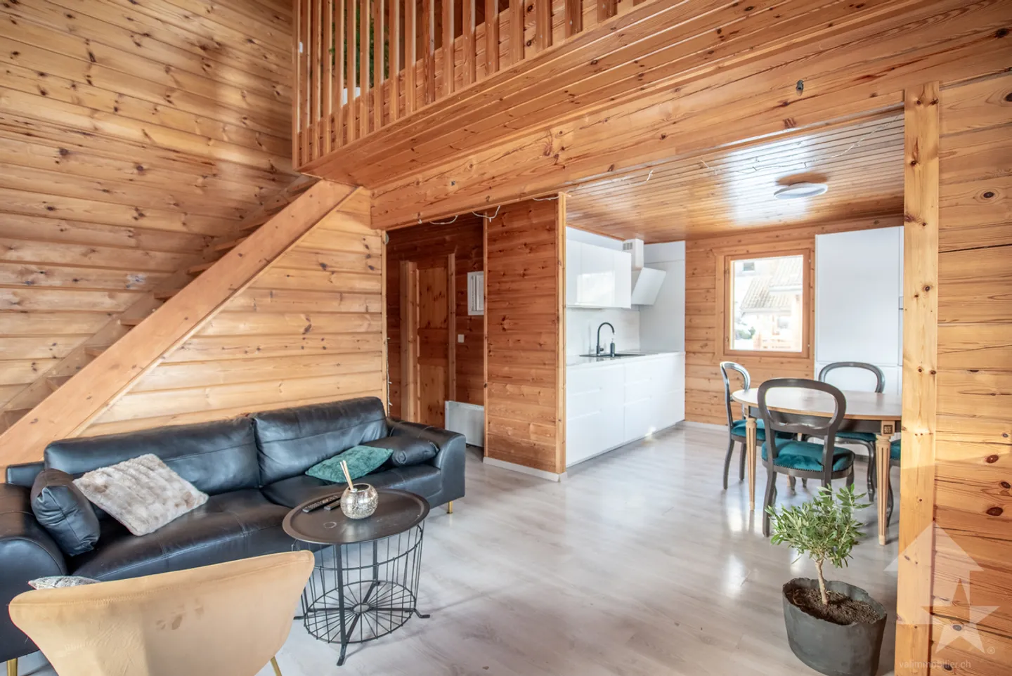 Chalet affascinante di 3,5 camere + soppalco, tranquillo, vista fantastica e soleggiato - Foto 7 di 13