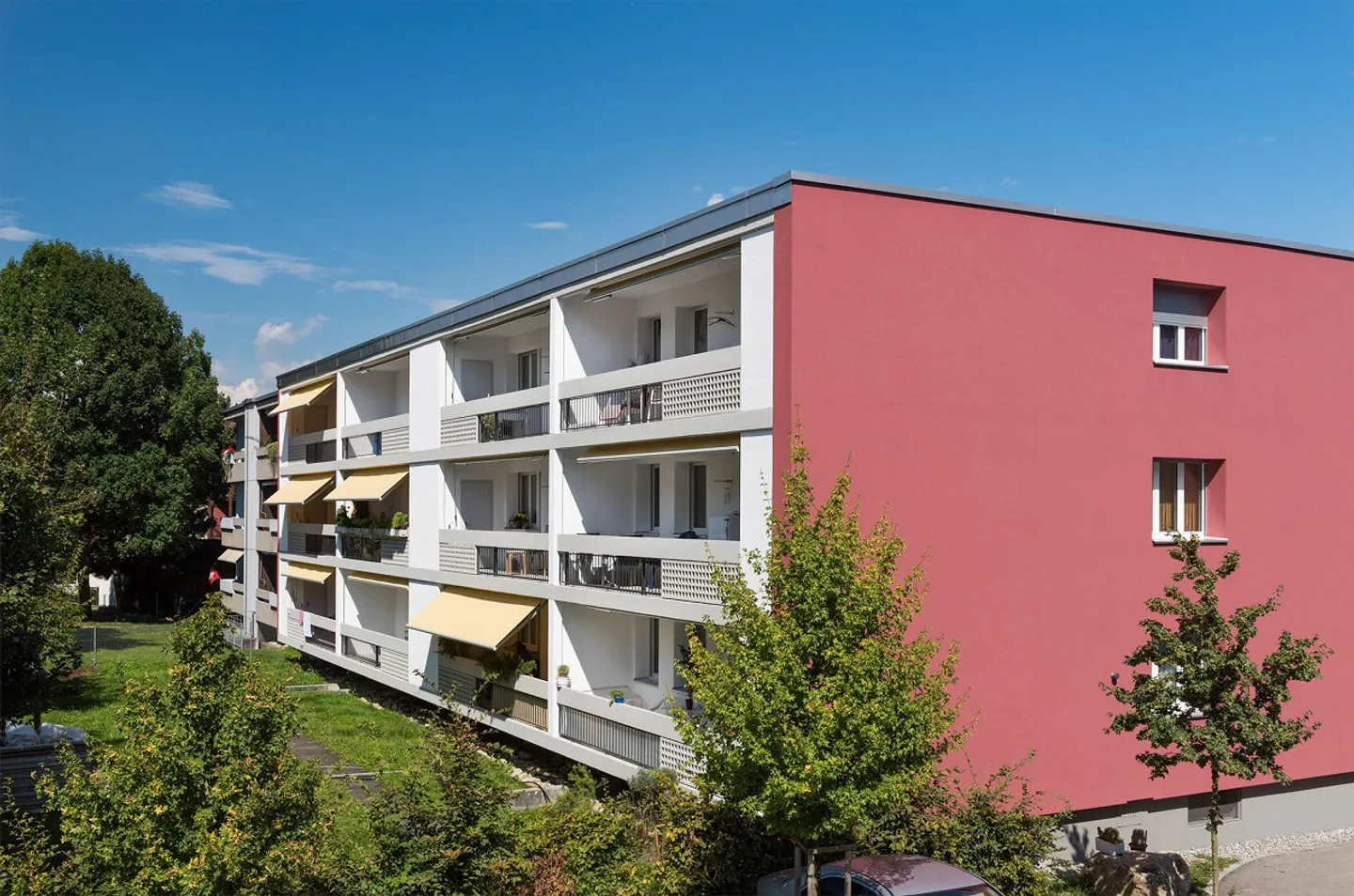 Profitez de moments ensoleillés sur le grand balcon - Photo 4 sur 11