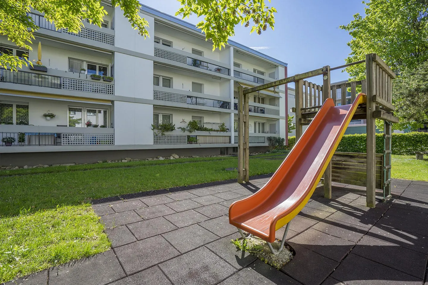 Profitez de moments ensoleillés sur le grand balcon - Photo 5 sur 11