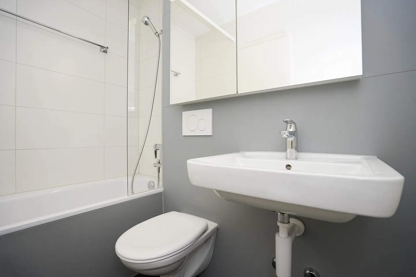 Profitez de moments ensoleillés sur le grand balcon - Photo 9 sur 11