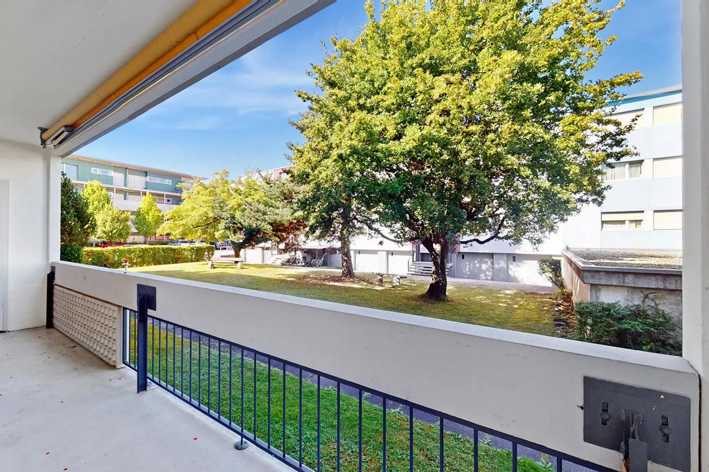 Profitez de moments ensoleillés sur le grand balcon - Photo 11 sur 11