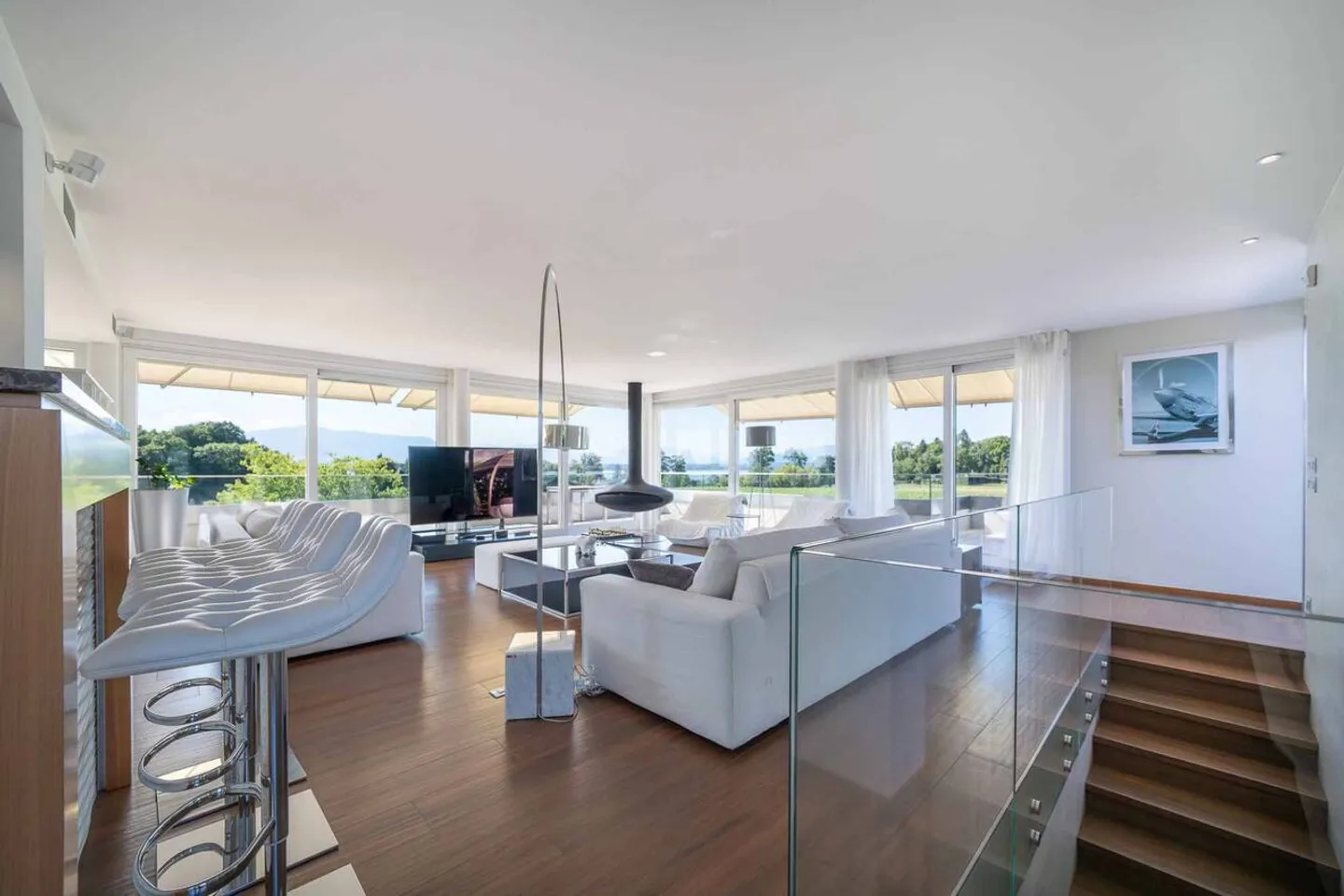 Magnificent property with pool and panoramic lake view - Photo 2 of 13