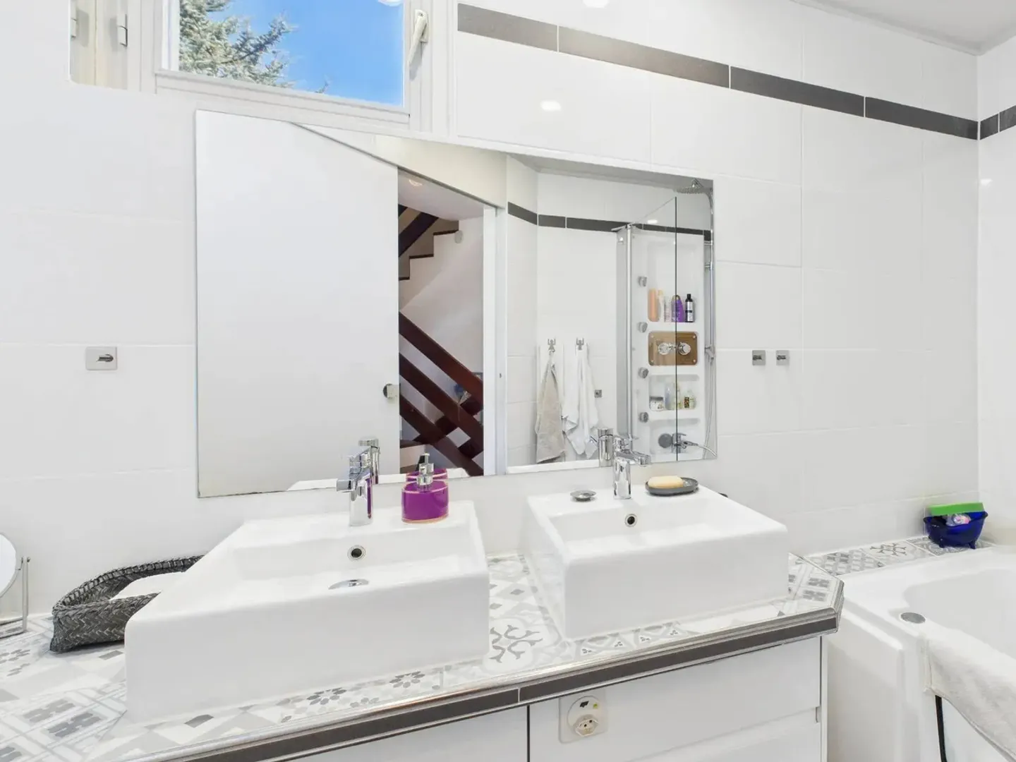 Casa familiare su più livelli con giardino paesaggistico - Foto 5 di 8