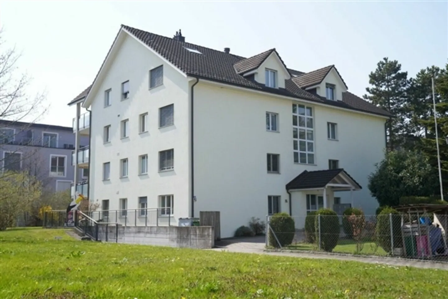 Places de stationnement en sous-sol dans un garage bien entretenu à Weinfelden - Photo 2 sur 6