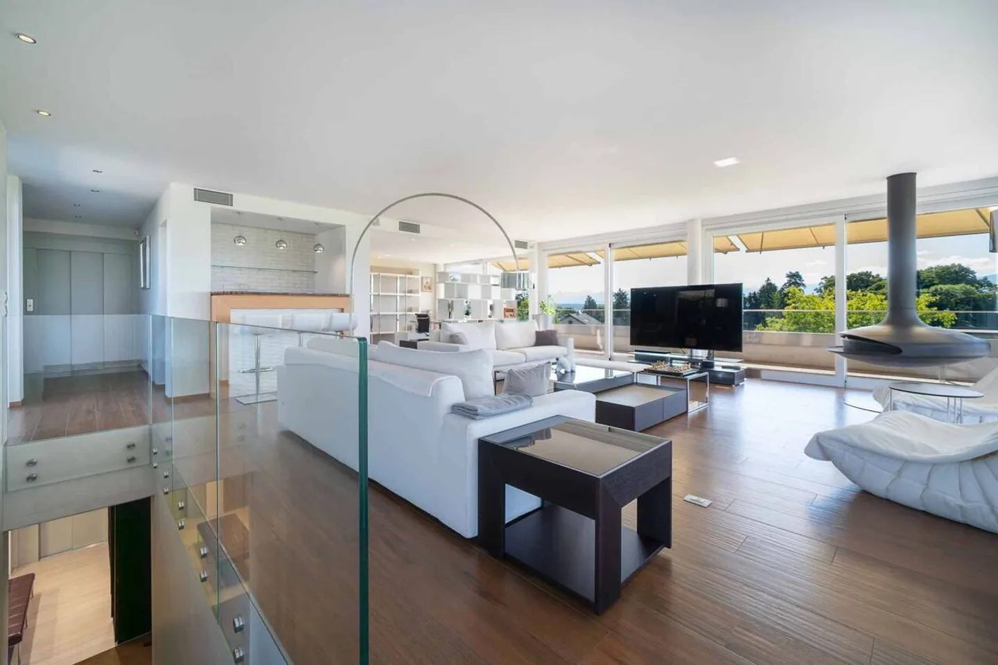 Magnificent property with pool and panoramic lake view - Photo 3 of 13