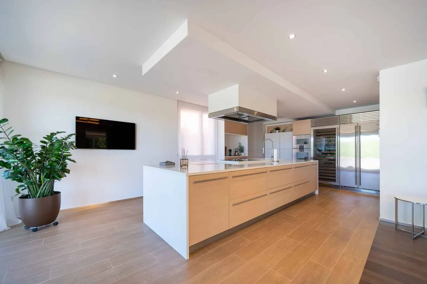 Magnificent property with pool and panoramic lake view - Photo 5 of 13