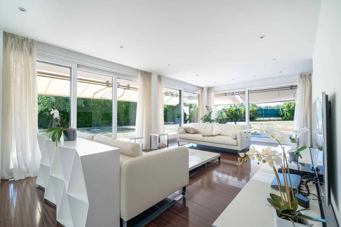 Magnificent property with pool and panoramic lake view - Photo 6 of 13