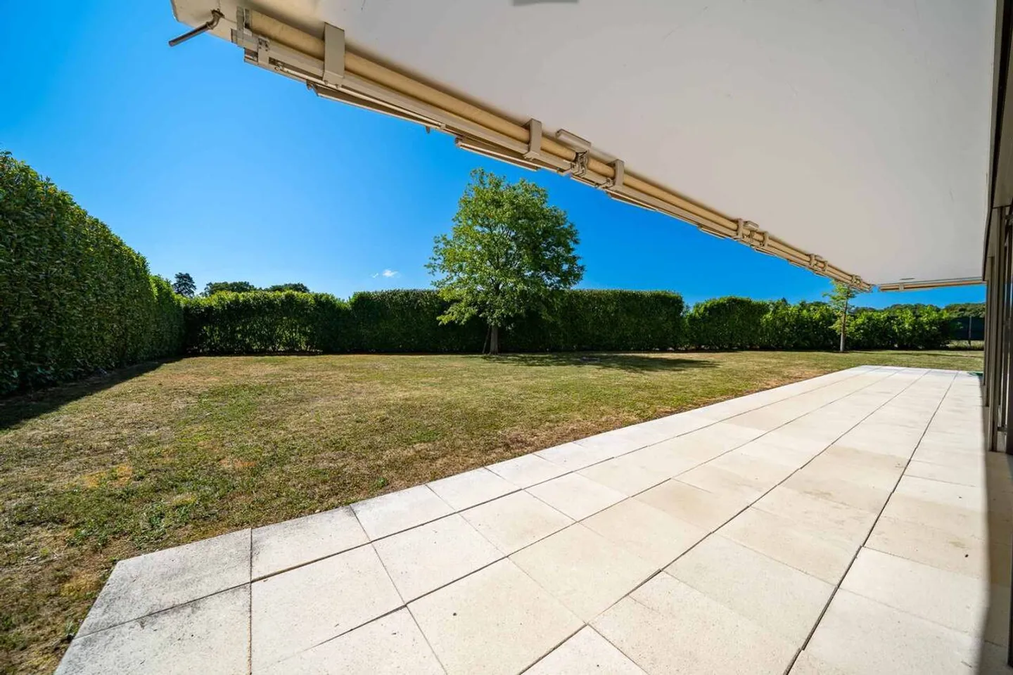 Magnificent property with pool and panoramic lake view - Photo 7 of 13