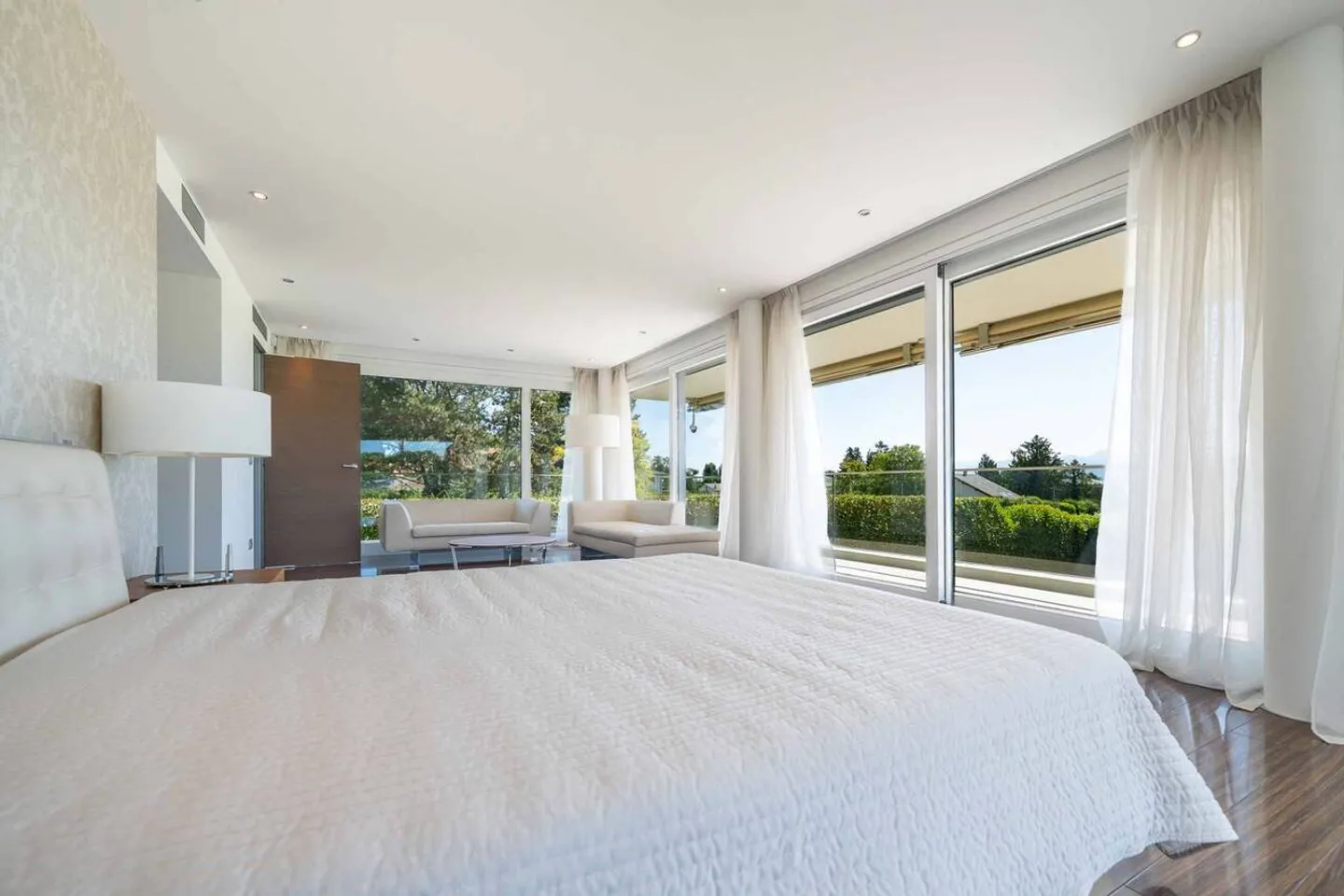 Magnificent property with pool and panoramic lake view - Photo 9 of 13