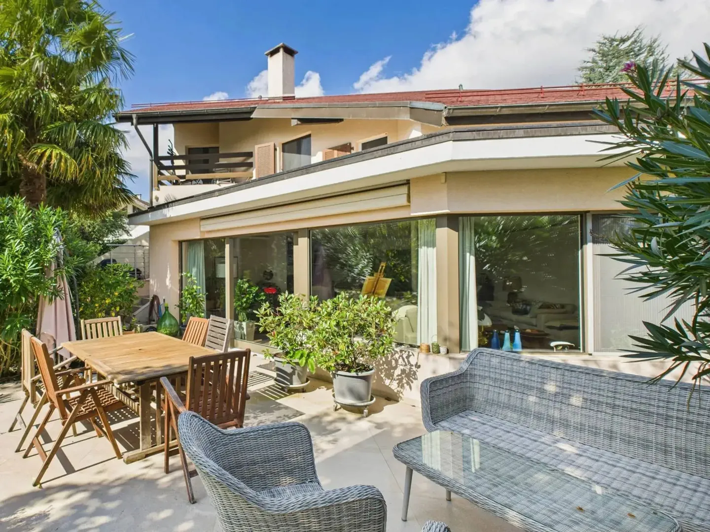Casa familiare su più livelli con giardino paesaggistico - Foto 1 di 8