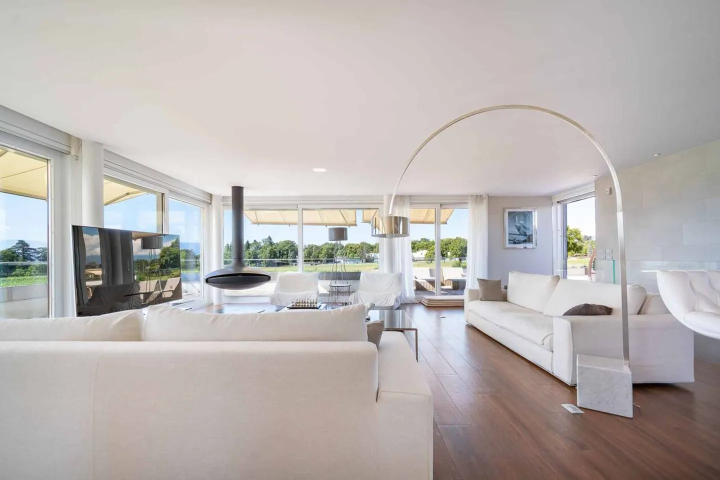 Magnificent property with pool and panoramic lake view - Photo 1 of 13
