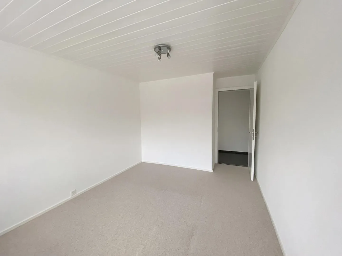 4.5 Room Apartment at Sartonser Hang - Photo 19 of 27