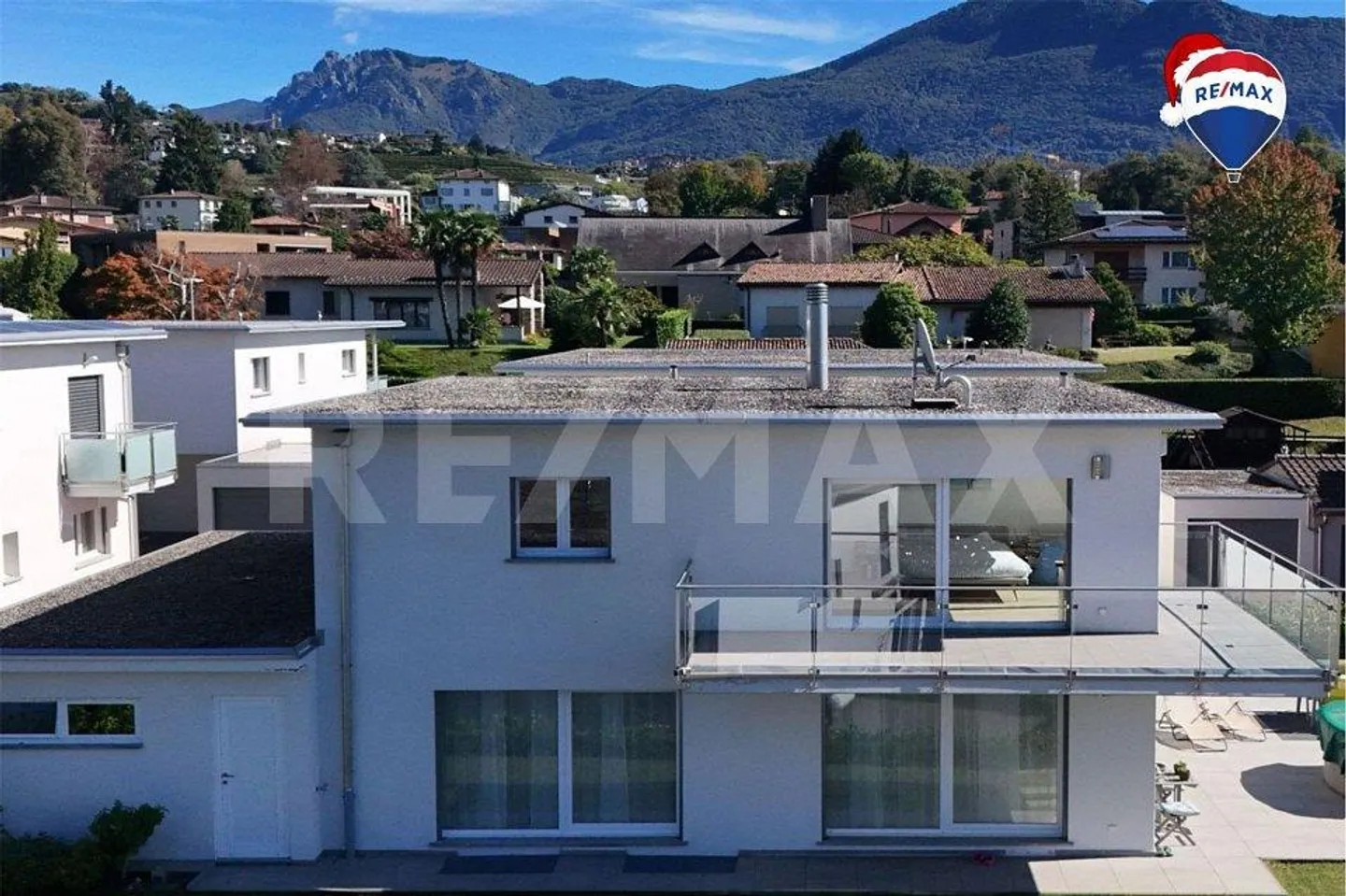 Casa unifamiliare moderna di 8 locali in zona residenziale e tranquilla - Foto 1 di 13