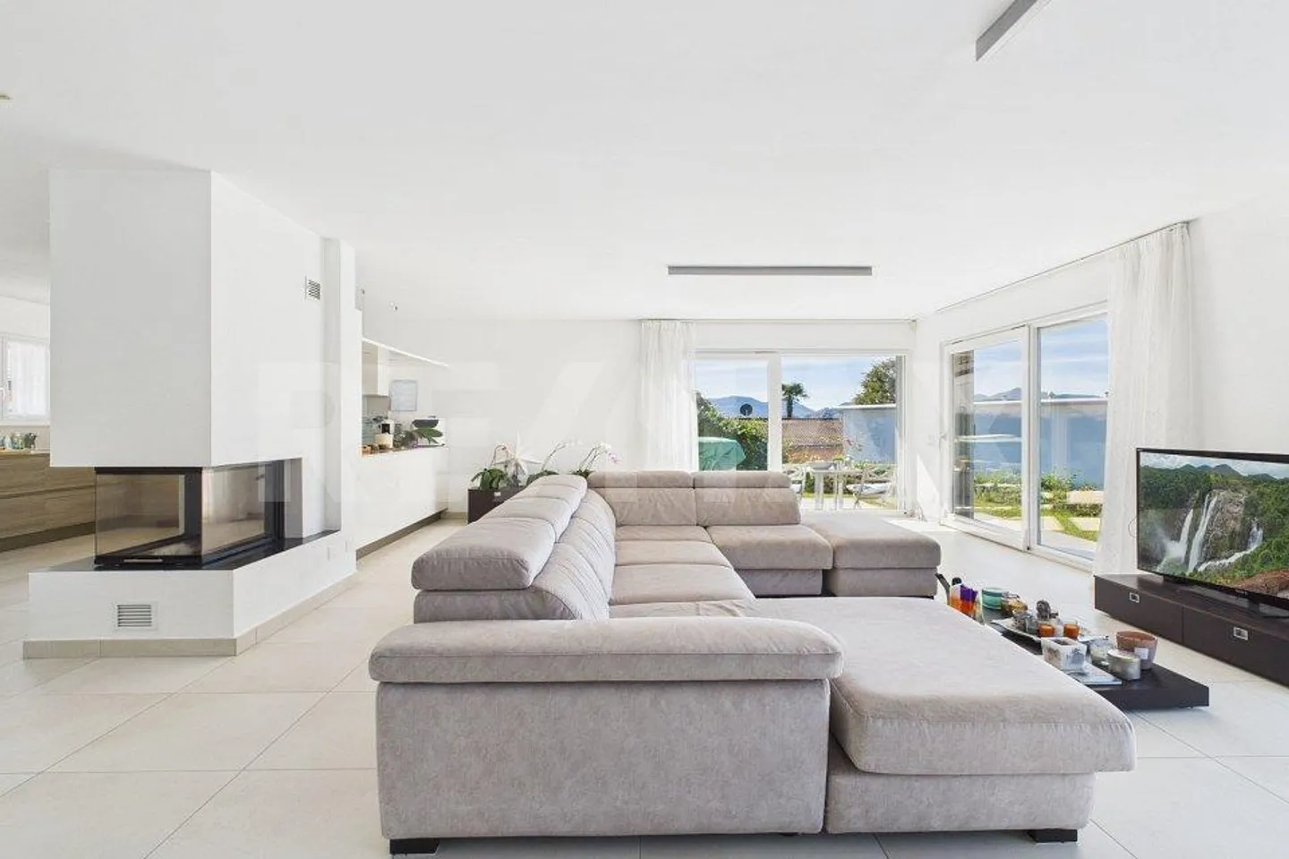 Casa unifamiliare moderna di 8 locali in zona residenziale e tranquilla - Foto 4 di 13